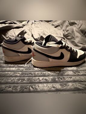 Nike Low-Top Sneakers in White and Black with Red Heel Logo